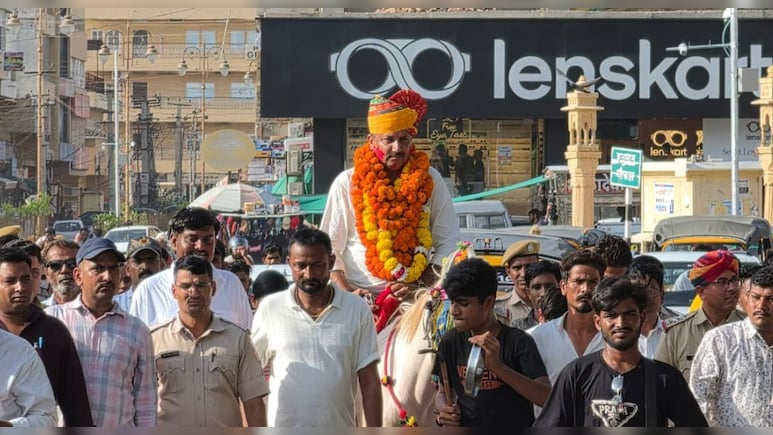 ट्रांसफर होने पर कोतवाल सूरजाराम को घोड़े पर बैठाकर क&zwj;िया व&zwj;िदा, पुलिसकर्मियों की आंखों से छलके आंसू&nbsp;