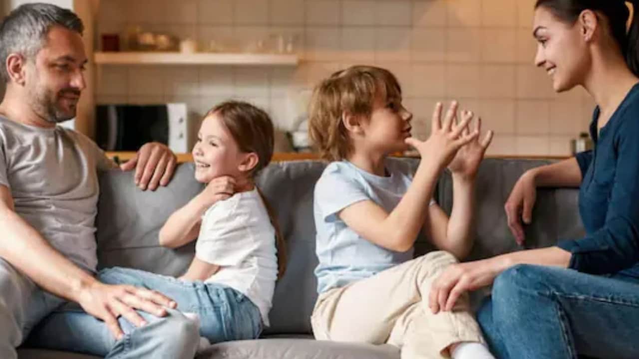 Parenting Tips: दूसरों के सामने बच्चे से कभी न करवाएं ये 5 बातें, बच्चे के आत्मविश्वास को पहुंचा सकते हैं नुकसान