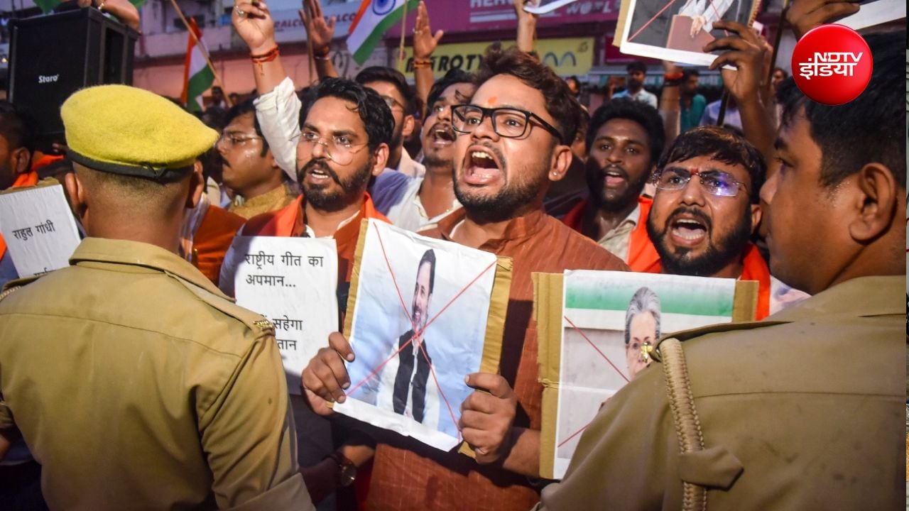 वंदे मातरम् के गायन को लेकर कांग्रेस के खिलाफ वाराणसी में प्रदर्शन करते भाजयुमो के कार्यकर्ता.