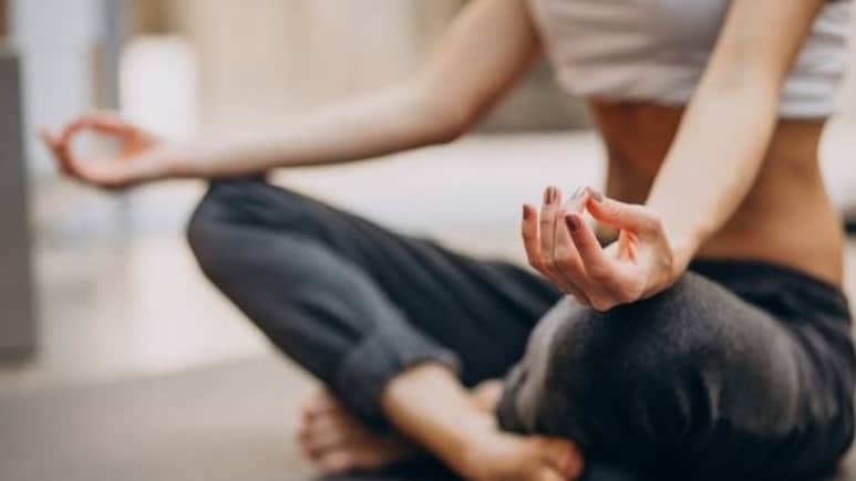 छोटी सी बात पर आ जाता है तेज गुस्सा? दिमाग को शांत करने के लिए रोज करें ये 5 मिनट का आसान योग