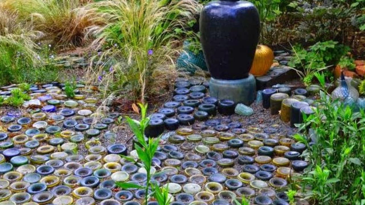 DIY Idea: घर में पड़ी खाली कांच की बोतलों से बनाएं स्टाइलिश पेवर्स, बगीचे की बढ़ जाएगी खूबसूरती