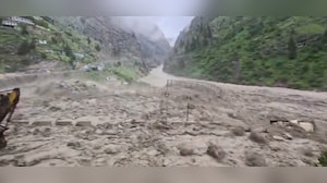 चमोली: पहाड़ से मलबे के साथ आया पानी का सैलाब, पुल तक बहा ले गया