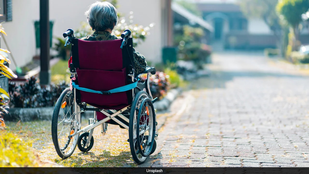 Chinese man spends 25 years caring for severely paraplegic wife, after 2001 fall