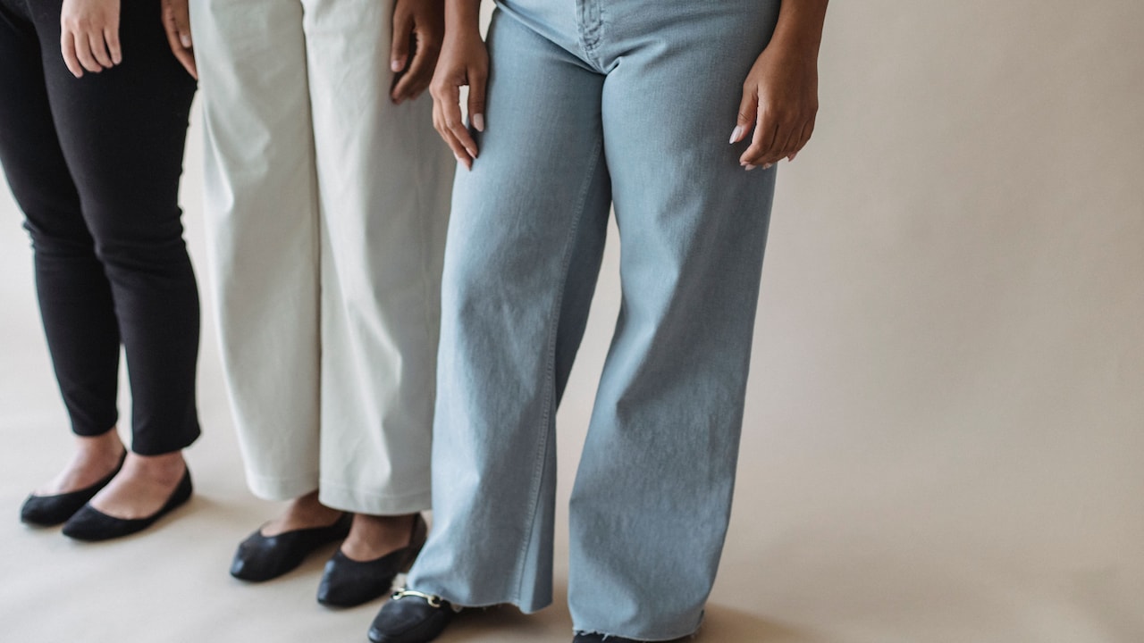 Wide-Leg Trousers With Flat Shoes: 10 Styling Mistakes And Easy Fixes Wide-Leg Trousers With Flat Shoes: 10 Styling Mistakes And Easy Fixes