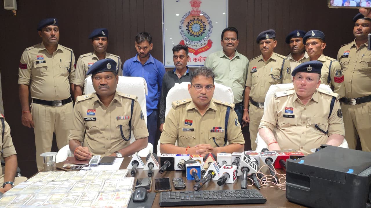 पुलिस की गिरफ्त में आरोपी. पुलिस की गिरफ्त में आरोपी.
