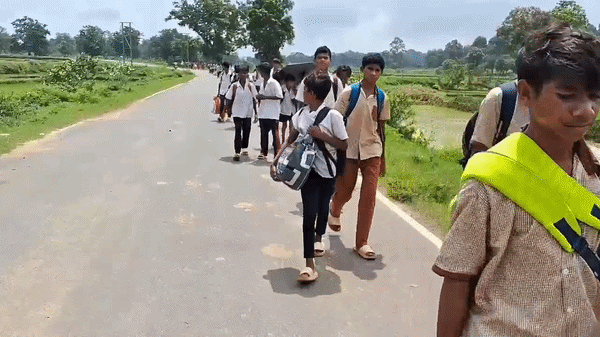 180 स्कूली बच्चे 12 किमी पैदल ही घर निकल पड़े, सरकारी स्कूल की बदइंतजामी के खिलाफ मोर्चा खोला-VIDEO