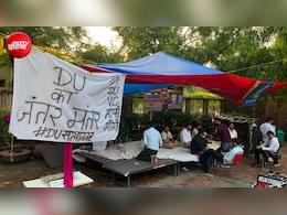 अब DU में प्रोटेस्ट! CJP आंदोलन से जुड़े यूनिवर्सिटी के सर्कुलर के खिलाफ छात्रों का धरना, क्या हैं डिमांड्स?