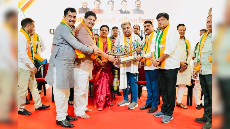 वाराणसी से महाराष्ट्र पहुंची मिट्टी, BJP प्रदेश अध्यक्ष बोले- जाति व्यवस्था से ऊपर उठकर राष्ट्रभक्ति जरूरी
