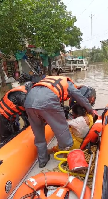 satna chitrakoot mandakini river flood army airlift rescue operation