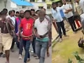 चप्पलों से पीटा, फिर गले में कंटीले तार बांधकर निकाला जुलूस; चोरी के शक में तीन लोगों के साथ किया शर्मनाक सलूक