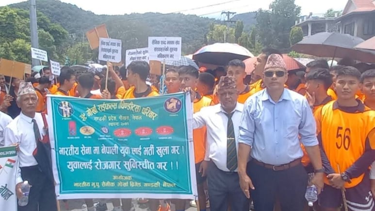 भारत में अग्निवीरों की भर्ती लेकिन नेपाल में क्यों सड़क पर उतरे हजारों लोग?