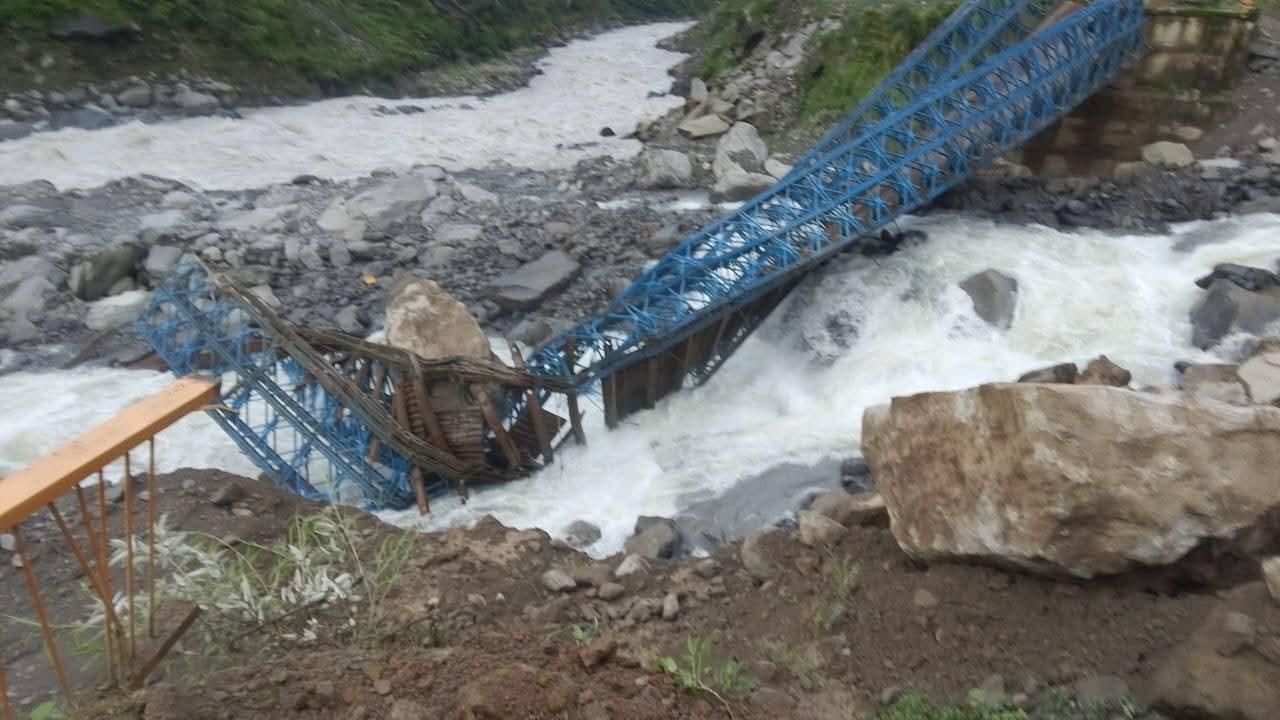 Kulagad Valley Bridge Collapse: क्षतिग्रस्त पुल और पानी का बहाव Kulagad Valley Bridge Collapse: क्षतिग्रस्त पुल और पानी का बहाव