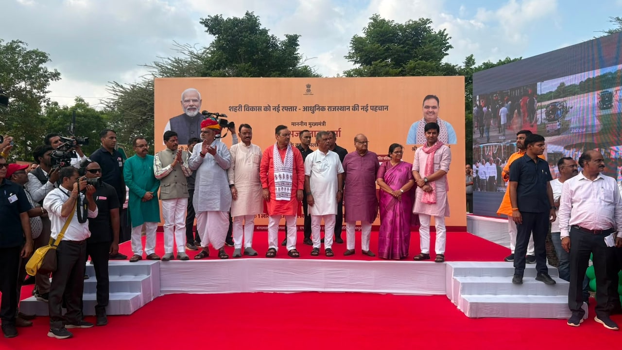 ई-बस लॉन्चिंग के दौरान सीएम भजनलाल शर्मा और अन्य मंत्री-विधायक मौजूद रहे. ई-बस लॉन्चिंग के दौरान सीएम भजनलाल शर्मा और अन्य मंत्री-विधायक मौजूद रहे.