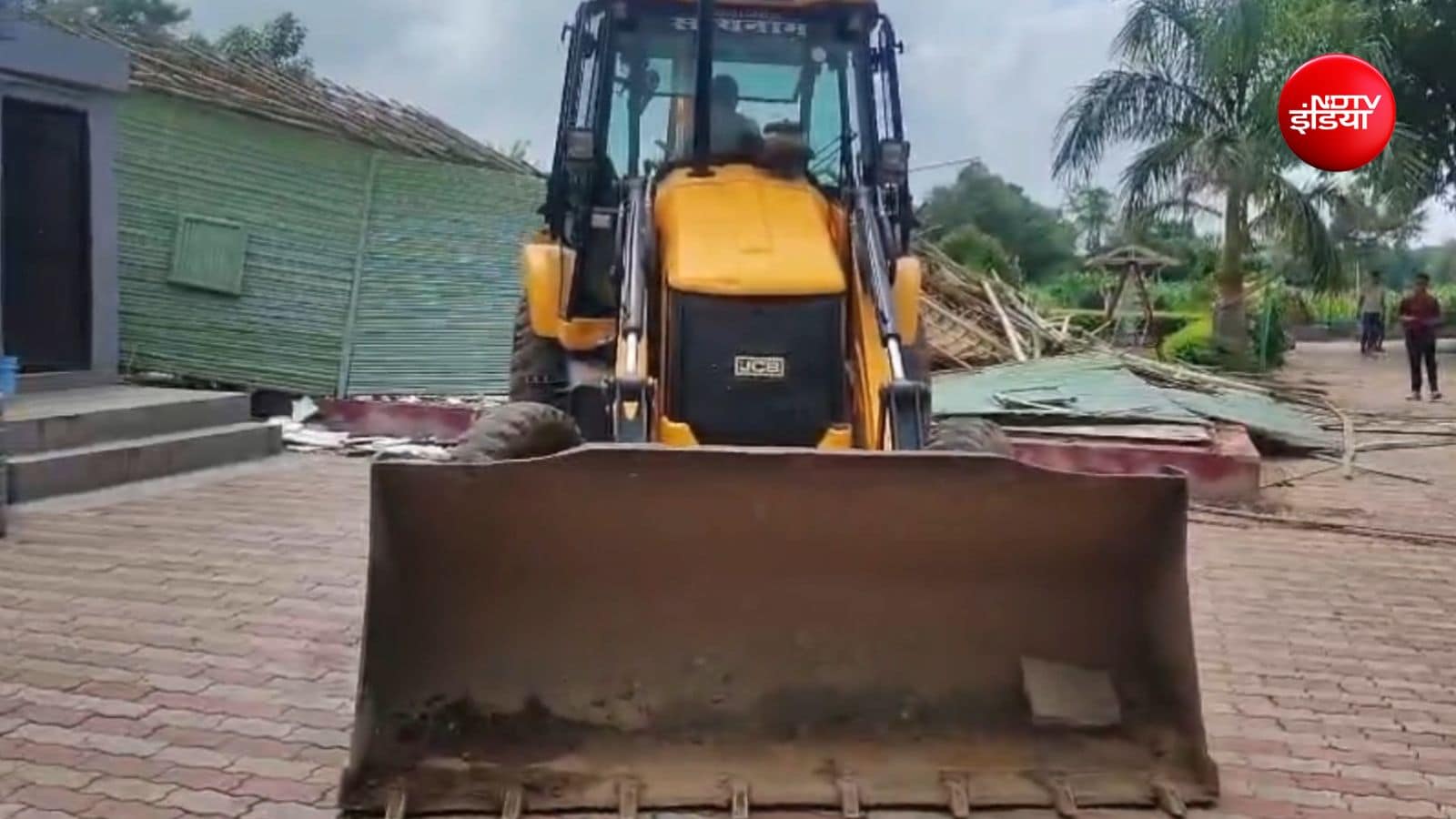 बुलडोजर से निर्माण को ढहा दिया गया