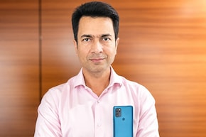 बिहार में बैटरी से फोन चार्ज करते देखा, आया ऐसा आइडिया, बना दी Samsung को हराने वाली कंपनी