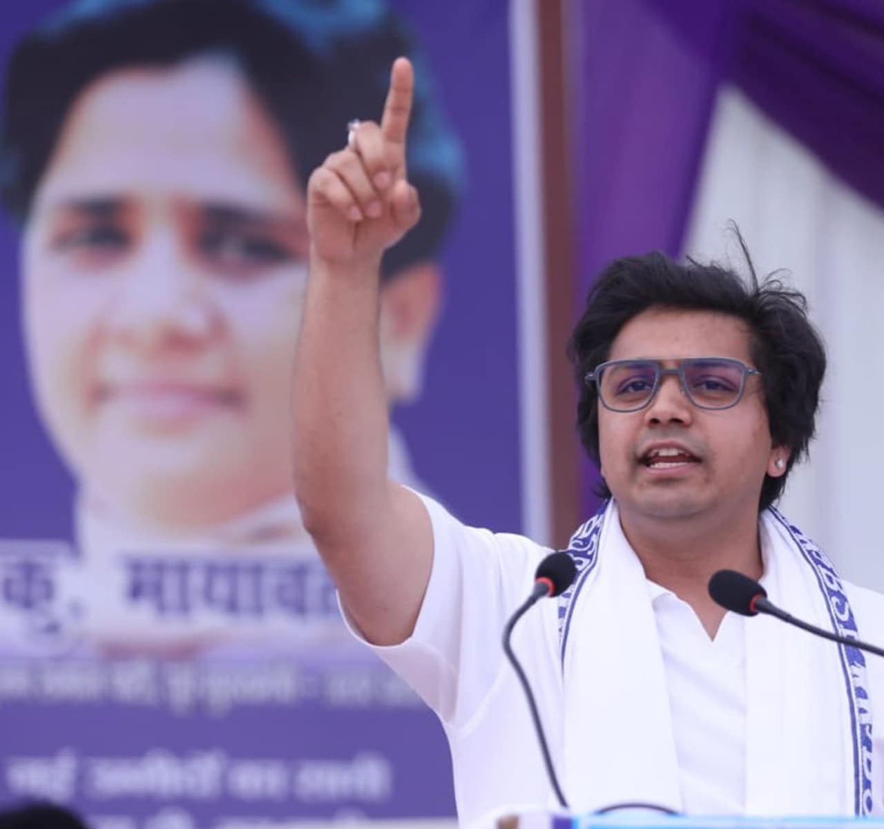आकाश आनंद 2024 के विधानसभा चुनाव के बाद पहली बार यूपी में कोई चुनावी रैली संबोधित करते हुए नजर आए. आकाश आनंद 2024 के विधानसभा चुनाव के बाद पहली बार यूपी में कोई चुनावी रैली संबोधित करते हुए नजर आए.