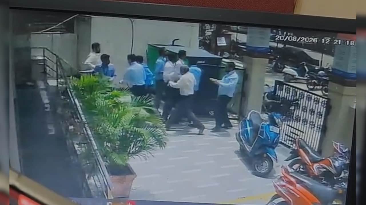Bank staff ran back in as Manas shot Divya Bank staff ran back in as Manas shot Divya