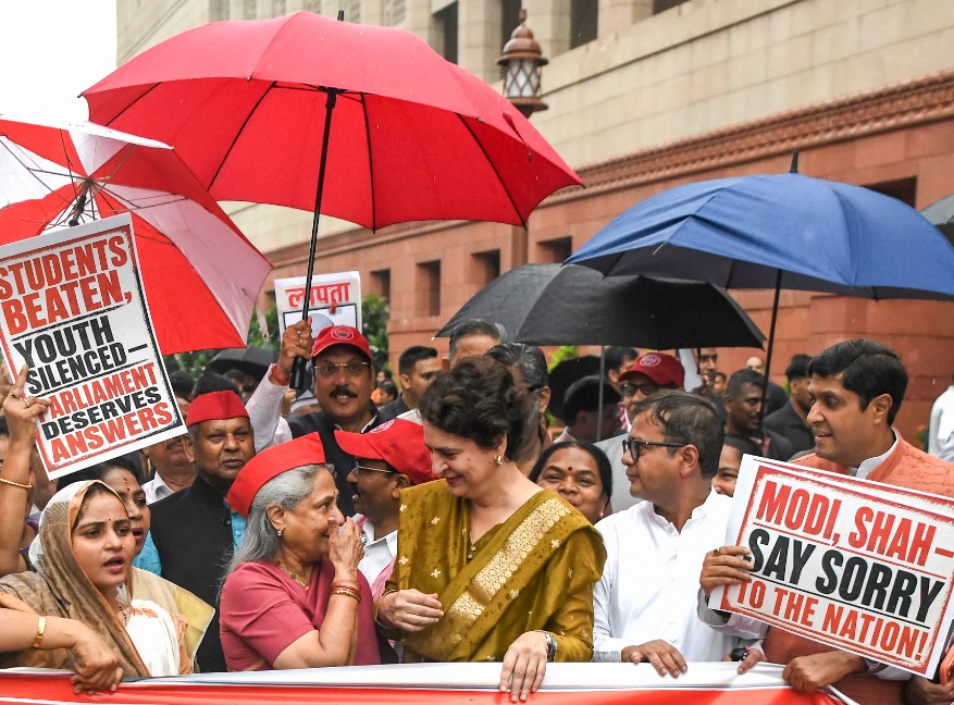 Samajwadi Party MP Jaya Bachchan, Priyanka Gandhi and other Opposition MPs stage a protest at Makar Dwar of Parliament Samajwadi Party MP Jaya Bachchan, Priyanka Gandhi and other Opposition MPs stage a protest at Makar Dwar of Parliament