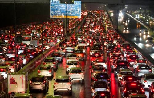 Delhi NCR Rain Waterlogging: बारिश के बाद लगा लंबा जाम