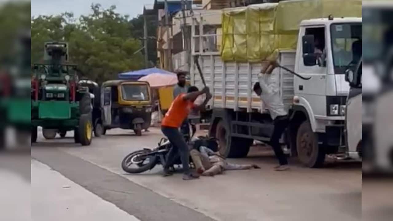 कर्नाटक के हुबली में शख्स की बीच सड़क बेरहमी से हत्या, वारदात कैमरे में कैद