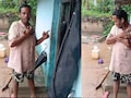 गले में जहरीला सांप लपेटकर घूमता रहा युवक, कई बार डसा; अस्पताल में भर्ती कराया तो वहां से भी भागा