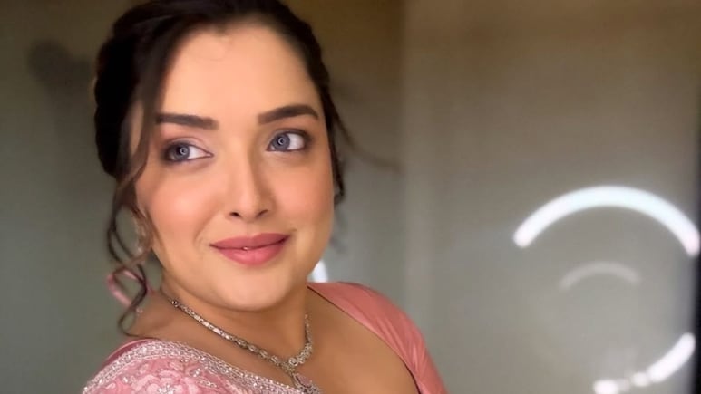 Bhojpuri Bawal: भोजपुरी बवाल में हेलमेट और बैट लेकर मैदान में उतरीं आम्रपाली दुबे, सवालों का जवाब देने का अतरंगी अंदाज