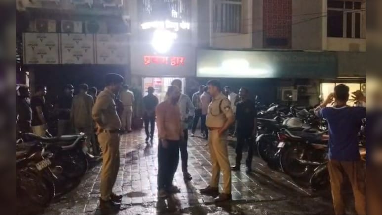नेशनल अस्पताल में बड़ा हादसा, लिफ्ट गिरने से एक की मौत; परिजनों ने अस्पताल प्रबंधन पर लगाए लापरवाही के आरोप