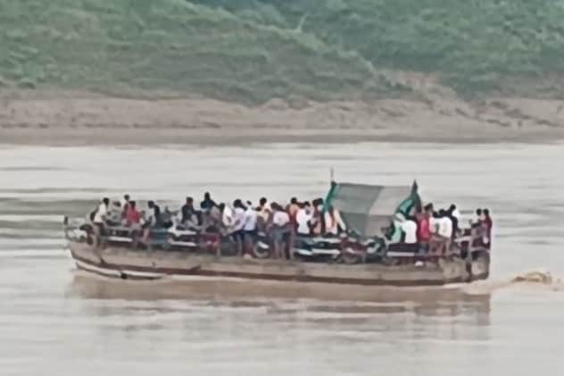 MP: चंबल नदी को पार कर रहा स्टीमर बीच धार में हुआ खराब, पानी के बहाव में बहा; बड़ी संख्या में लोग थे सवार