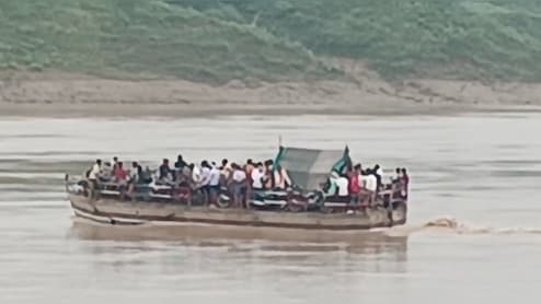 MP: चंबल नदी को पार कर रहा स्टीमर बीच धार में हुआ खराब, पानी के बहाव में बहा; बड़ी संख्या में लोग थे सवार