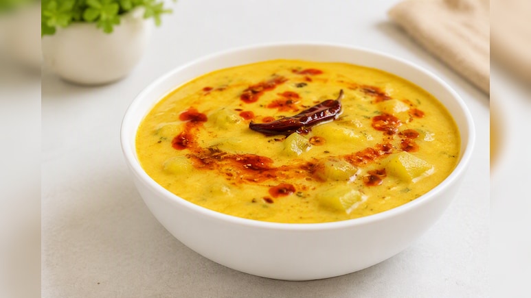 लंच से लेकर डिनर तक के लिए परफेक्ट है लौकी से बनी कढ़ी, एक बार खाई तो बार-बार बनाएंगे | Video