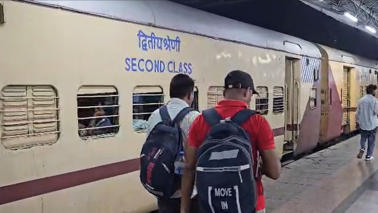 कोच अटेंडेंट से लेकर सफाई कर्मी तक... ट्रेन से ब&zwj;िहार पहुंचा रहे यूपी की शराब, बड़ी कार्रवाई की तैयारी में रेलवे व&zwj;िभाग