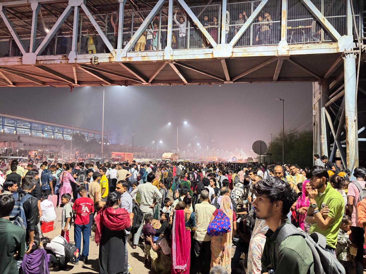 बसों और वाहनों का इंतजार करते लोग