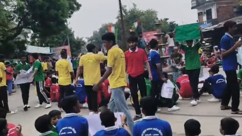 Gen-z के बाद Gen Alpha छात्र सड़क पर उतरे, यूपी के छोटे बच्चों में इतना गुस्सा क्यों हैं?
