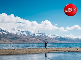 लद्दाख में पर्यटकों का रिकॉर्ड सैलाब, सिर्फ दो महीनों में पहुंचे 2 लाख से ज्यादा सैलानी