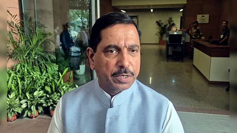 RSS पथ संचलन में शामिल शिक्षकों के निलंबन पर भड़के प्रह्लाद जोशी, कर्नाटक सरकार पर साधा निशाना