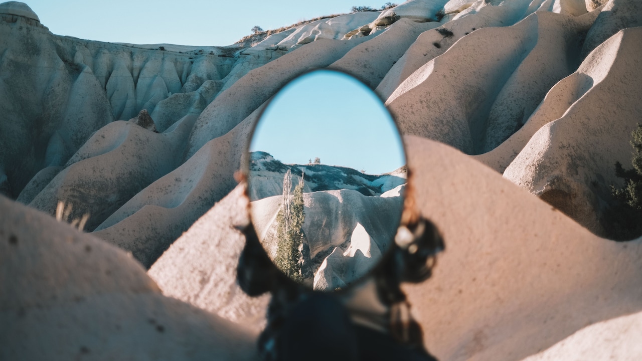 Are Black Marks On A Mirror Just Dirt? 10 Moisture And Mirror-Care Myths Explained