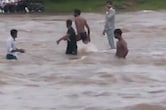 झरना देखने गए करीब 100 युवक नदी में फंस गए, तेज बहाव में अटके, फिर बाल-बाल बचे