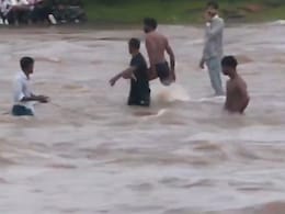 झरना देखने गए करीब 100 युवक नदी में फंस गए, तेज बहाव में अटके, फिर बाल-बाल बचे