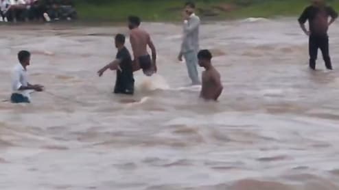 झरना देखने गए करीब 100 युवक नदी में फंस गए, तेज बहाव में अटके, फिर बाल-बाल बचे