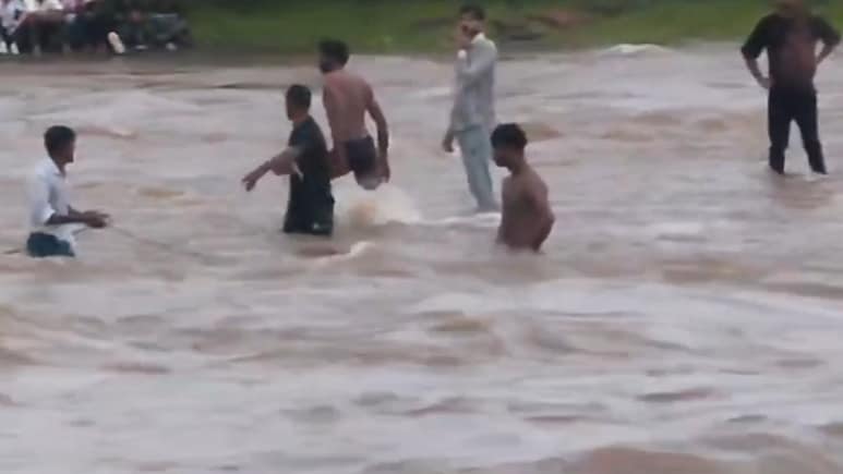 झरना देखने गए करीब 100 युवक नदी में फंस गए, तेज बहाव में अटके, फिर बाल-बाल बचे