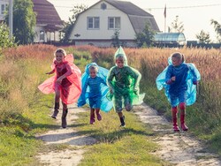 How To Choose The Right Raincoat For Kids: Essential Features Parents Should Consider