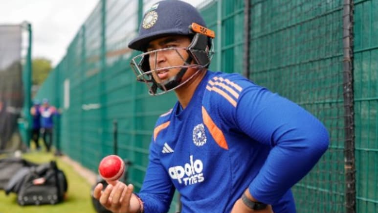 Vaibhav Suryavanshi Duleep Trophy: वैभव सूर्यवंशी ने 4 गेंद में झटके 2 विकेट, बल्लेबाजी में फ्लॉप होने के बाद गेंद से बरपाया कहर