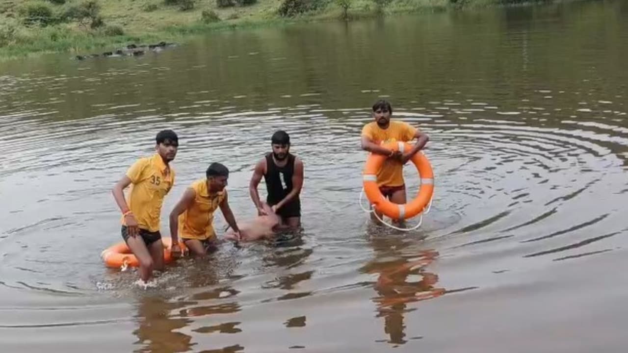 सेल्फी के चक्कर में उजड़ गया हंसता खेलता परिवार, भाई को बचाने गईं 3 बहनें काल के गाल में समाईं