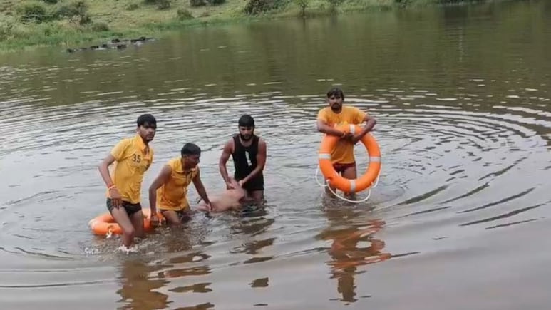 सेल्फी के चक्कर में उजड़ गया हंसता खेलता परिवार, भाई को बचाने गईं 3 बहनें काल के गाल में समाईं