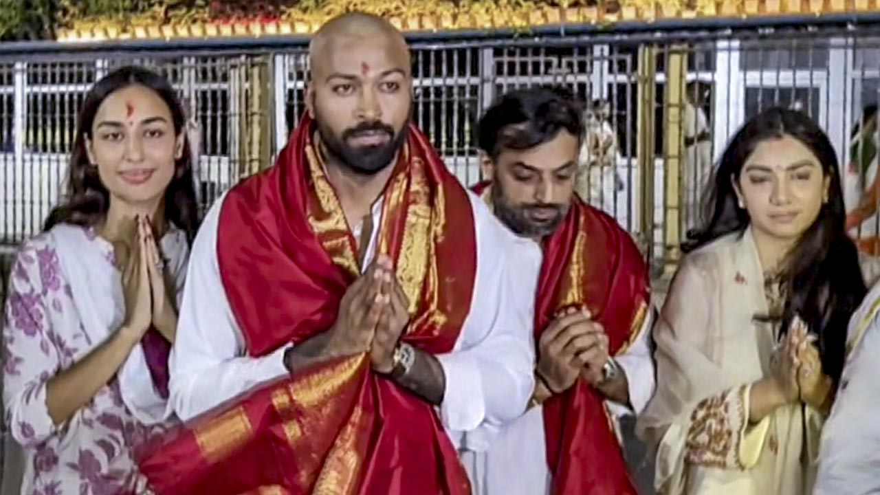 Hardik Pandya Goes Bald, Offers Prayers With Girlfriend Mahieka In Tirumala