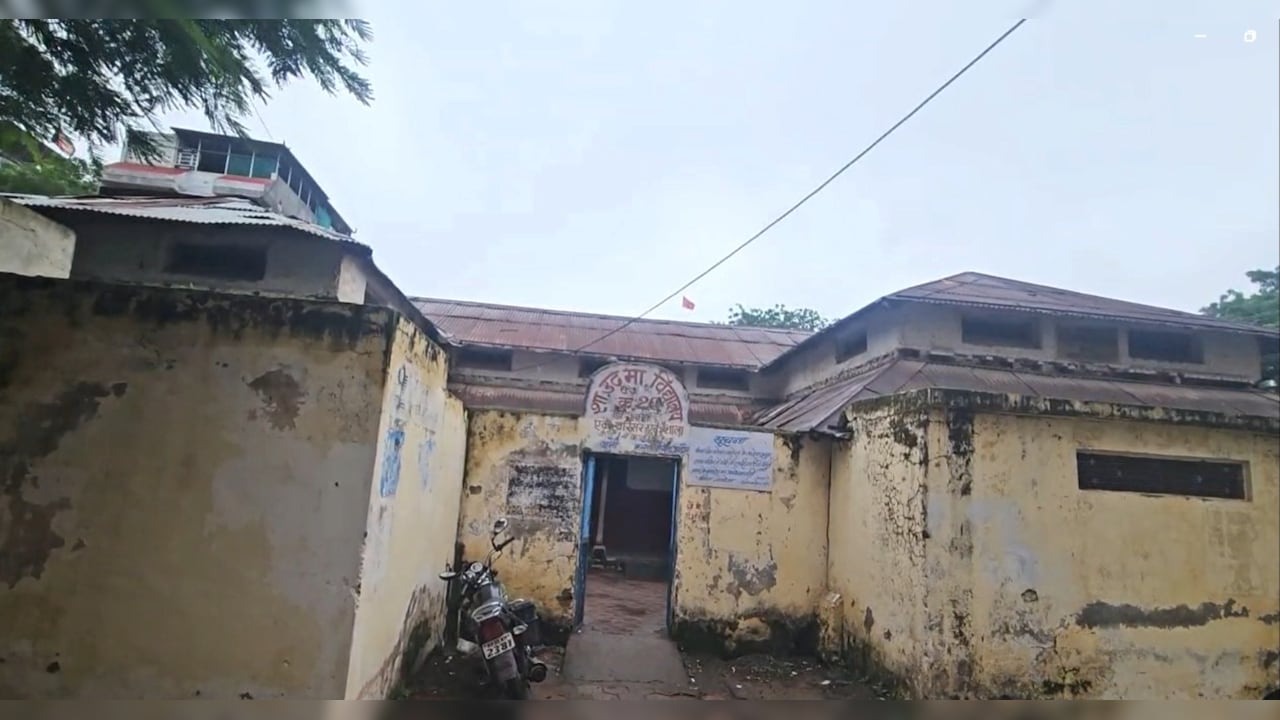 राहत इंदौरी और जॉनी वॉकर का ऐतिहासिक स्कूल बदहाल, इंदौर में टपकती छत के नीचे पढ़ने को मजबूर बच्चे