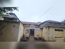 राहत इंदौरी और जॉनी वॉकर का ऐतिहासिक स्कूल बदहाल, इंदौर में टपकती छत के नीचे पढ़ने को मजबूर बच्चे
