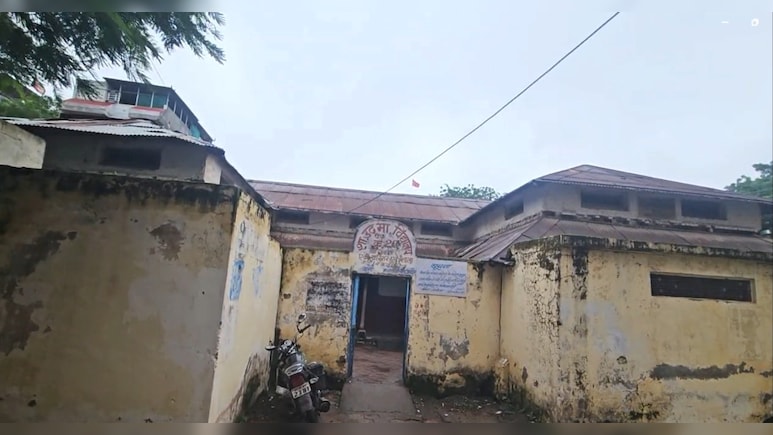 राहत इंदौरी और जॉनी वॉकर का ऐतिहासिक स्कूल बदहाल, इंदौर में टपकती छत के नीचे पढ़ने को मजबूर बच्चे
