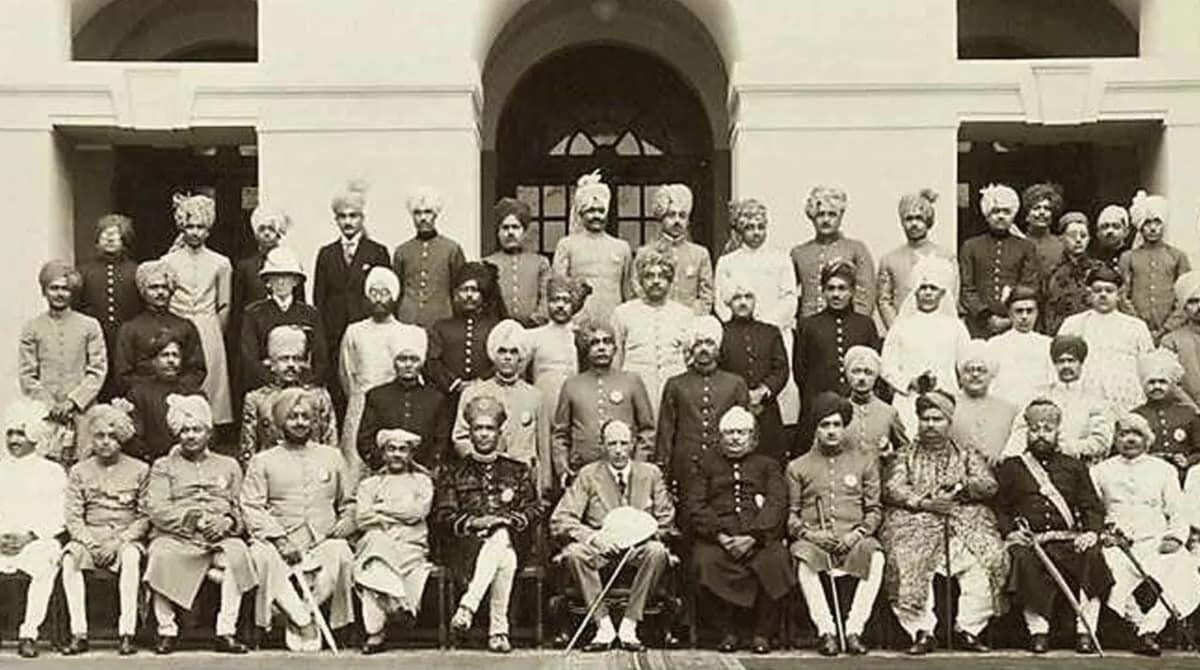 आजादी के बाद रियासतों के विलय को लेकर चैंबर ऑफ प्रिंसेस की नई दिल्ली में हुई बैठक की तस्वीर