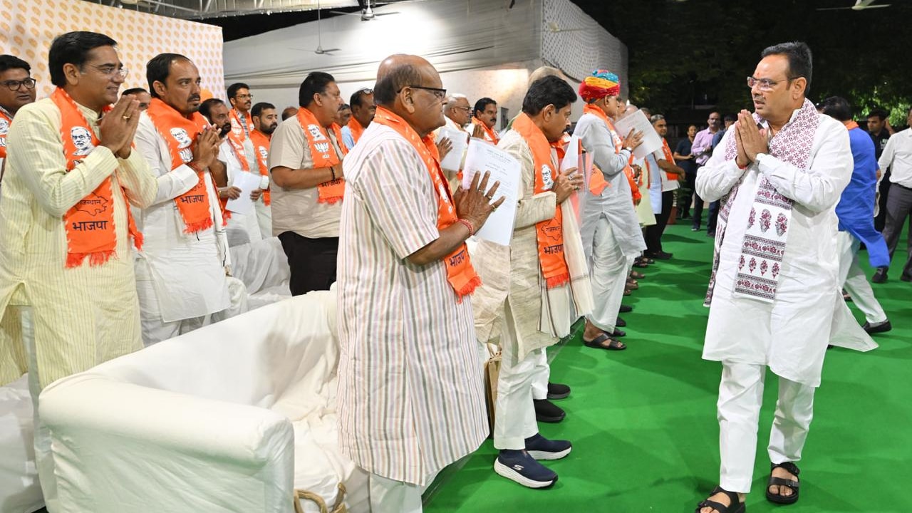 सीएम भजनलाल शर्मा की बीजेपी विधायकों के साथ चर्चा. सीएम भजनलाल शर्मा की बीजेपी विधायकों के साथ चर्चा.
